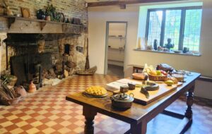 Read more about the article Hero or Villain? The Oliver Cromwell House museum gives and insight into the daily life of this polarizing figure.